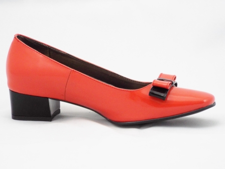 Pantofi dama rosii din piele naturala lacuita, cu accesoriu format din fundite suprapuse si toc de 3 cm biashoes.ro imagine reduceri